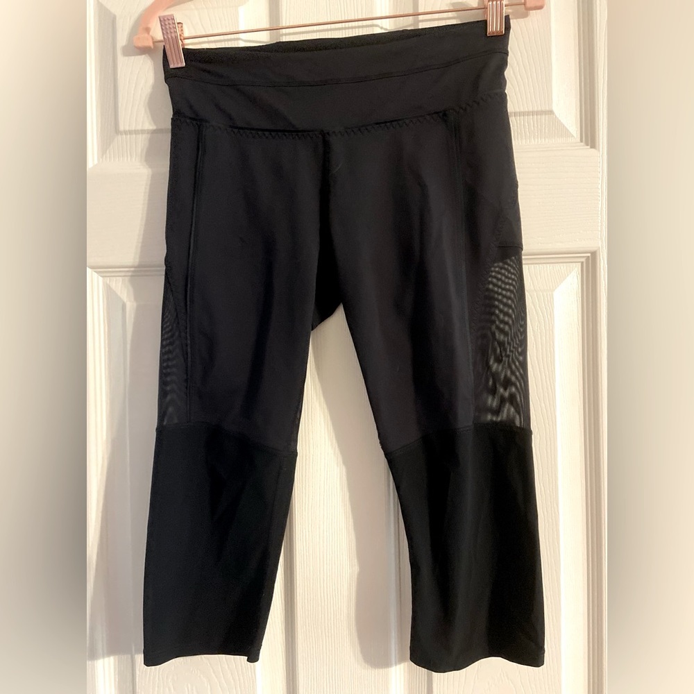 LULULEMON Training Tough Crop Capri Leggings Women’s with Mesh-Black-Size 4